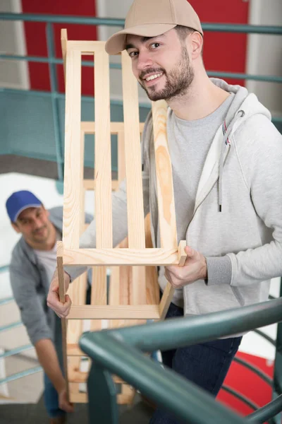 Twee Mannen Met Nieuw Meubilair — Stockfoto