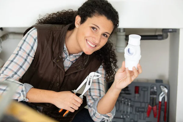 Idraulico Femminile Tenuta Mostrando Raccordo Tubi — Foto Stock