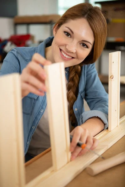 Šťastná Dívka Pracuje Dřevě — Stock fotografie