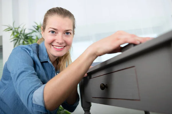 Leende Kvinna Sandning Trä Bord Tittar Kameran — Stockfoto