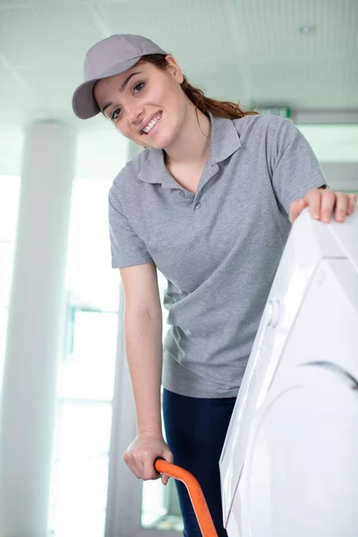 快乐的女人带着洗衣机 — 图库照片