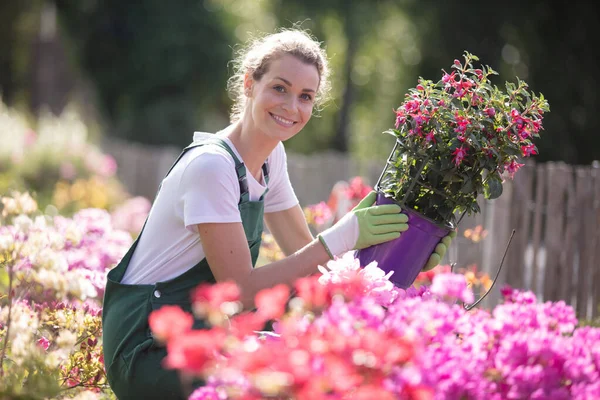 Jeune Femme Plantation Fleurs Dans Jardin Extérieur — Photo