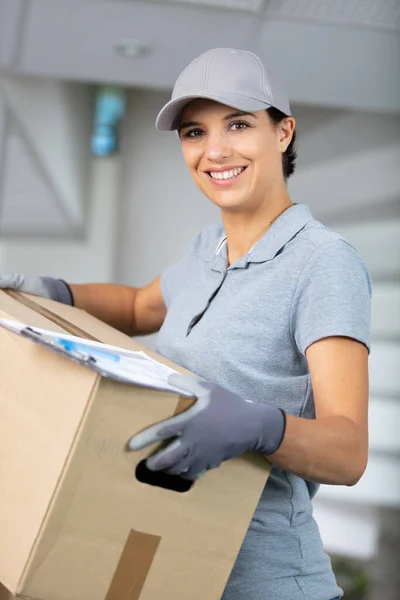 Consegna Donna Indossando Cap Holding Box — Foto Stock