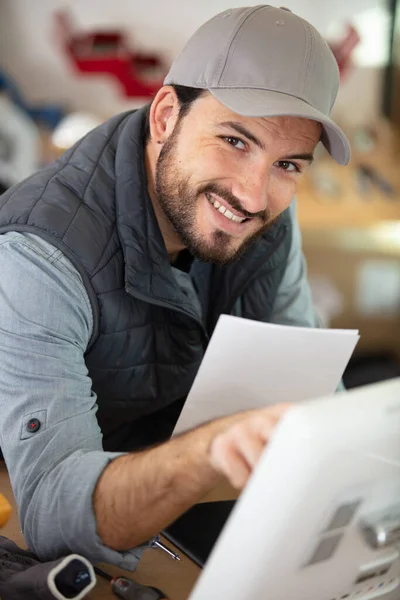 Joven Hombre Que Comprueba Correo Con Los Clientes Que Ordenan —  Fotos de Stock