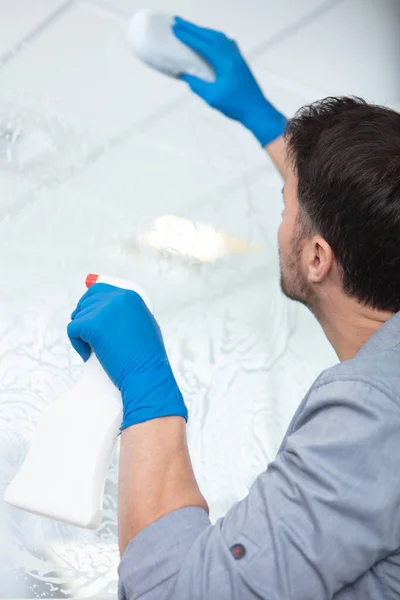 Hombre Usando Guantes Vidrio Limpieza Con Una Esponja — Foto de Stock