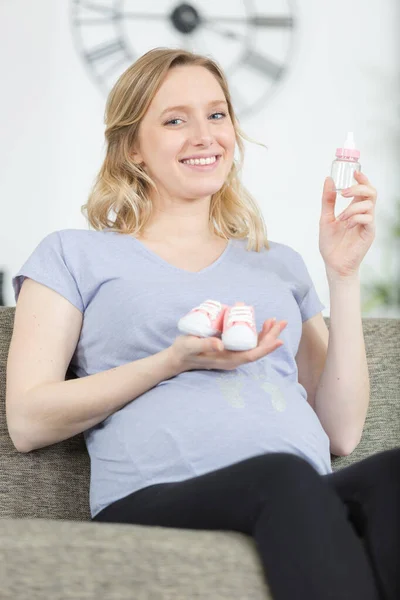 Gelukkig Vrouw Met Baby Accessoires — Stockfoto