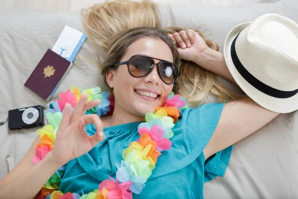 Mujer Feliz Mostrando Una Señal Antes Vacaciones — Foto de Stock
