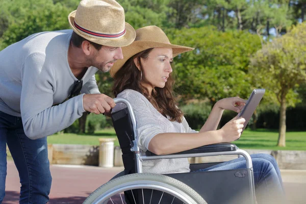 Mann Und Frau Rollstuhl Park — Stockfoto