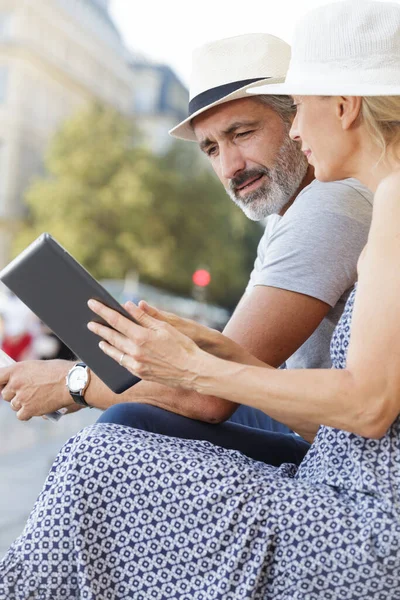 Casal Usando Tablet Livre — Fotografia de Stock