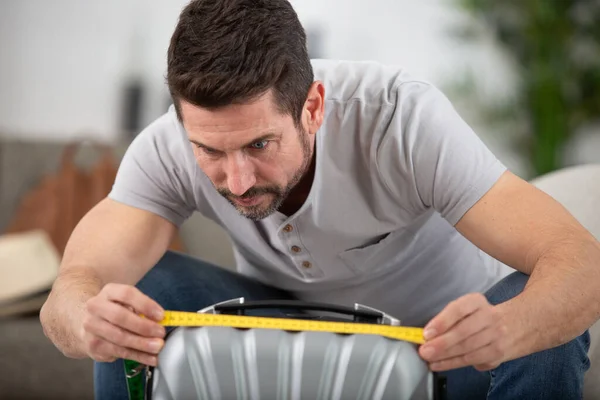 Mannen Mäter Sin Lugagge — Stockfoto