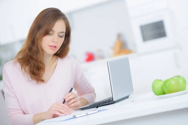 Una Donna Sta Rivedendo Appunti — Foto Stock