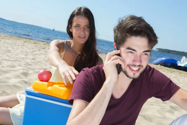 Šťastní Teenageři Volají Své Přátele Zatímco Užívají Pláži — Stock fotografie