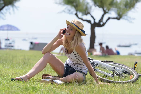 Vrouw Praten Telefoon Zitten Gras — Stockfoto