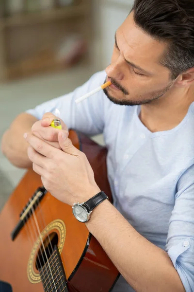 Elegantemente Vestido Bonito Homem Fumando Tocando Guitarra — Fotografia de Stock