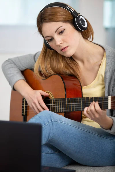 Fille Suivant Cours Formation Ligne Pour Apprendre Guitare — Photo