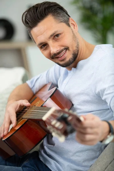 Músico Masculino Afinando Una Guitarra — Foto de Stock