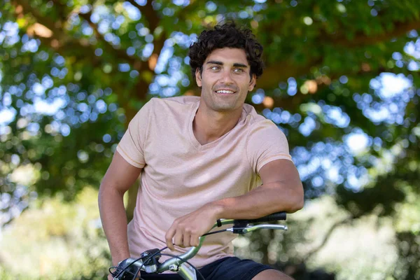 Knappe Jongeman Poseren Met Een Stijlvolle Fiets — Stockfoto