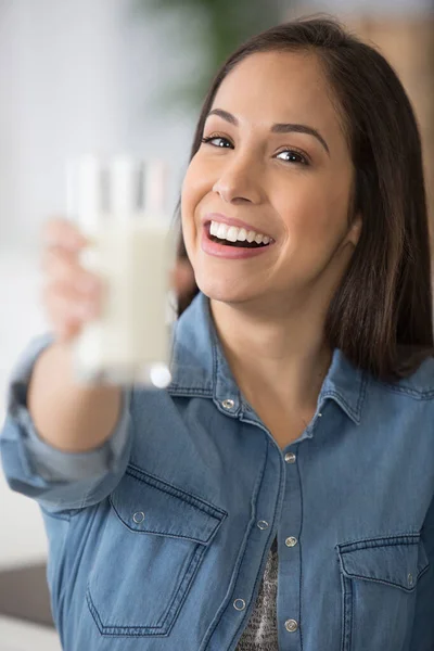 Giovane Donna Che Tiene Avanti Bicchiere Latte — Foto Stock