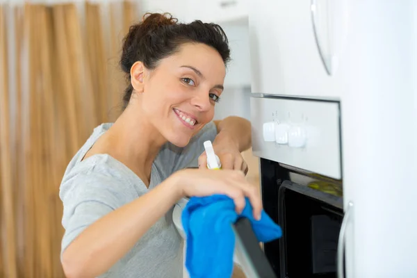 Mulher Forno Limpeza Com Pano — Fotografia de Stock