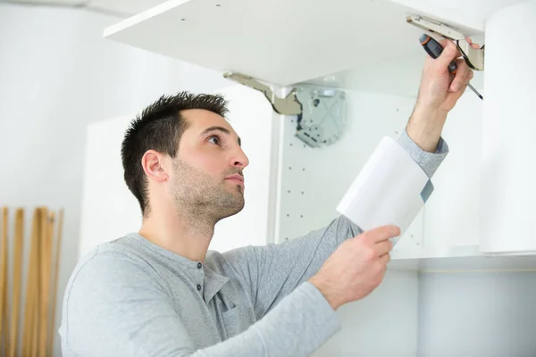 Garderobe Schrijnwerkers Bij Installatiewerkzaamheden — Stockfoto