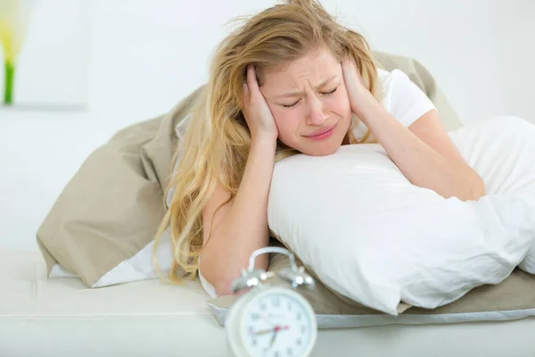 Mooie Blonde Vrouw Liggend Bed Lijden Aan Alarm Lawaai — Stockfoto