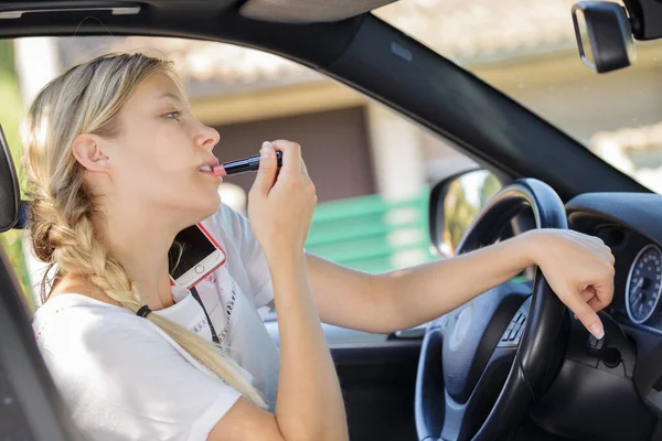 Vrouw Auto Maken Van Haar Lippen — Stockfoto