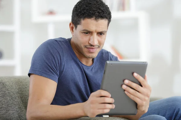 Mosolygós Ember Játszik Digitális Tabletta — Stock Fotó