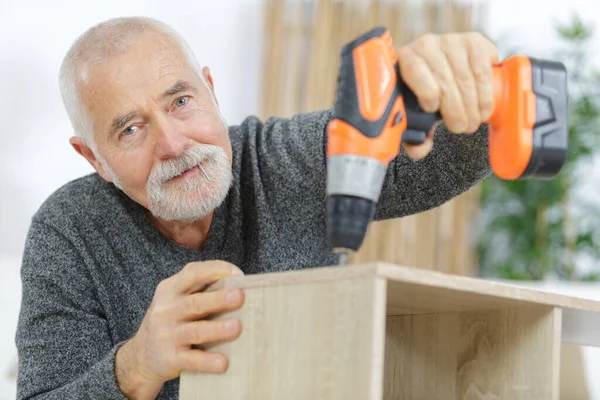 Hombre Mayor Perforando Una Pared — Foto de Stock