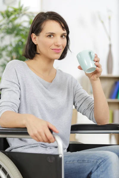 Mulher Uma Cadeira Rodas Está Bebendo Café — Fotografia de Stock