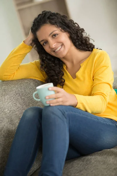 Ευτυχισμένη Γυναίκα Που Πίνει Καφέ Καναπέ Στο Σπίτι — Φωτογραφία Αρχείου