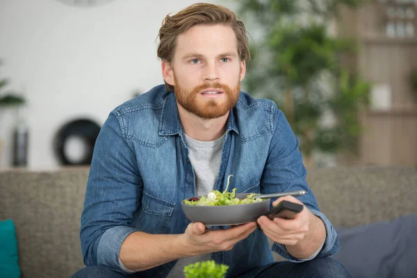 Adam Televizyon Izlerken Salata Yiyor — Stok fotoğraf