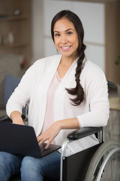 Κυρία Αναπηρικό Αμαξίδιο Φορητό Υπολογιστή — Φωτογραφία Αρχείου