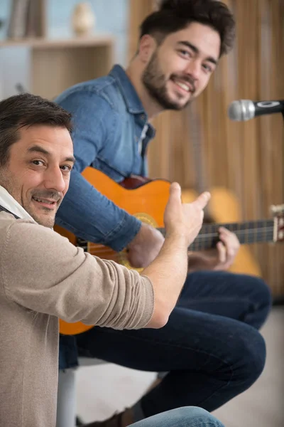 Dois Homens Talentosos Estão Tocando Guitarra — Fotografia de Stock