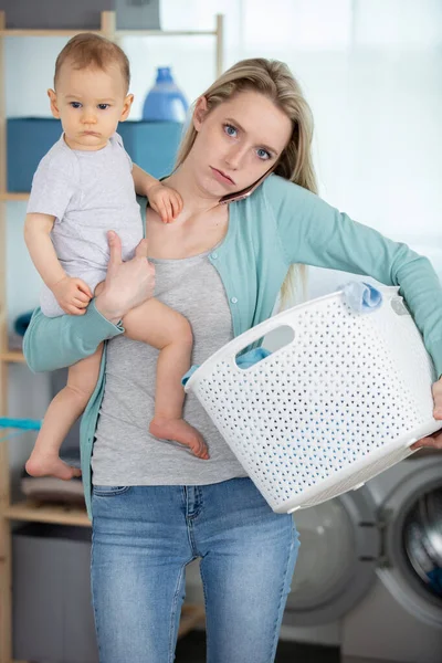 Harta Madre Con Hacer Colada Sosteniendo Bebé —  Fotos de Stock