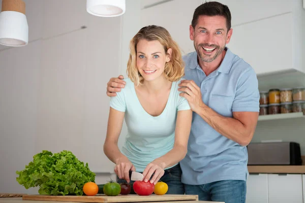 Paar Umarmt Sich Beim Kochen Der Küche — Stockfoto