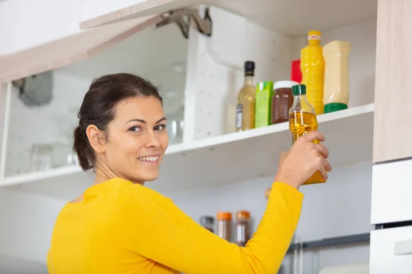 Mulher Está Arrumando Uma Cozinha — Fotografia de Stock
