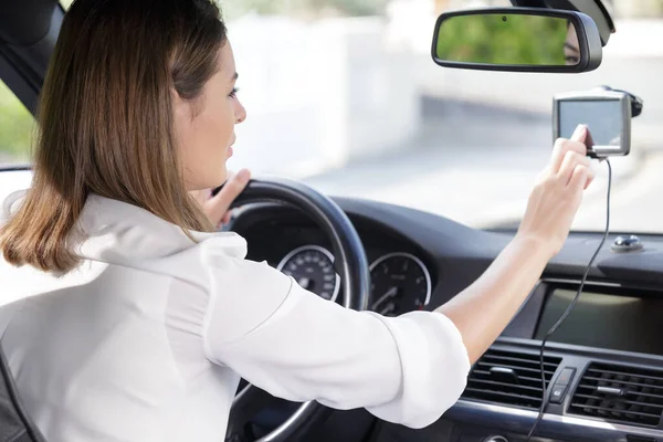 Femme Regardant Gps Sur Voiture — Photo