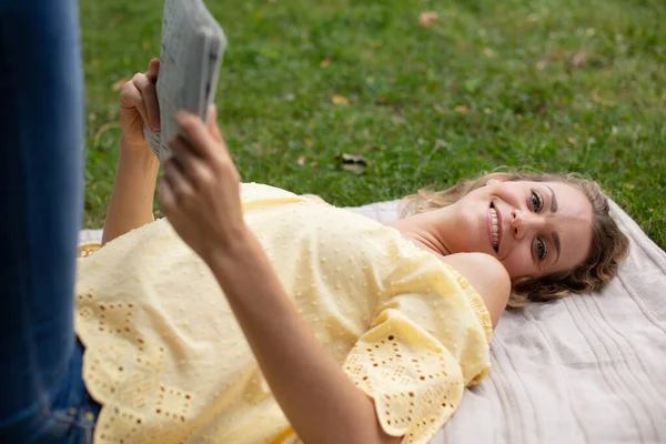 Schöne Junge Frau Liest Magazin Park — Stockfoto