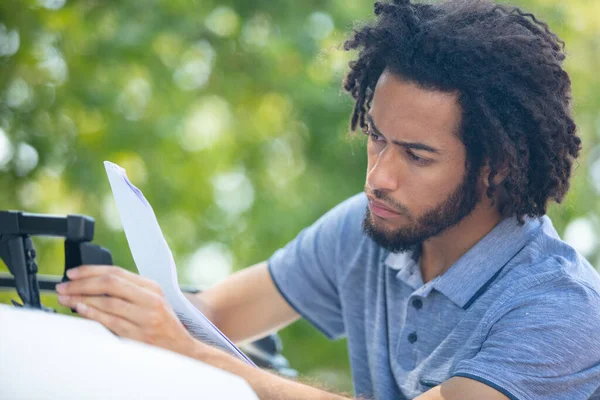 Junger Mann Macht Sich Bereit Für Den Urlaub — Stockfoto