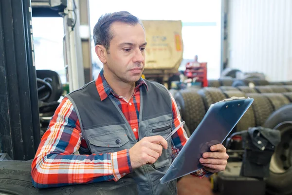 Automechaniker Steuerte Fahrzeug Garage — Stockfoto