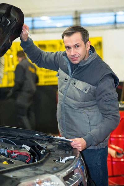 Retrato Mecánico Masculino Parado Coche Con Capó Abierto — Foto de Stock