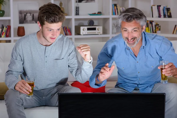 Twee Opgewonden Mannen Die Televisie Kijken — Stockfoto