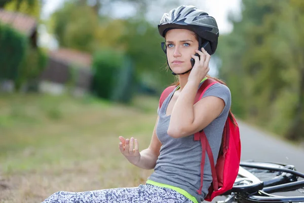 Zaniepokojona Kobieta Wołająca Pomoc Wypadająca Roweru — Zdjęcie stockowe