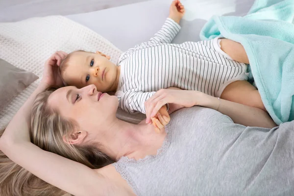 Mutter Und Baby Spielen Und Lächeln — Stockfoto