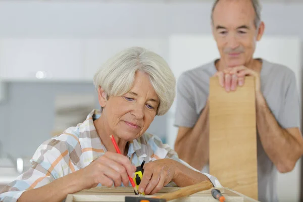 Couple Dans Une Nouvelle Maison Mettant Ensemble Des Meubles Auto — Photo