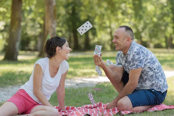 Ζευγάρι Παίζουν Χαρτιά Μαζί Καλοκαίρι Στον Κήπο — Φωτογραφία Αρχείου