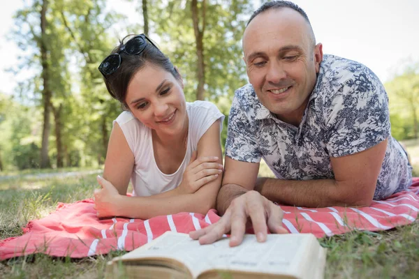 Una Pareja Mediana Edad Sentada Hierba — Foto de Stock