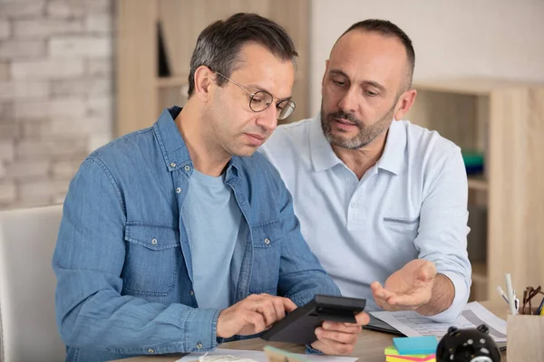 Två Medelålders Män Diskuterar Ekonomi — Stockfoto