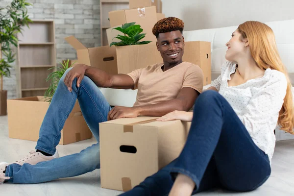 Jovem Casal Bonito Nova Casa — Fotografia de Stock