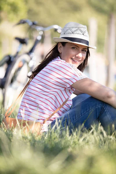 Mujer Con Bicicleta Relajante Parque — Foto de Stock